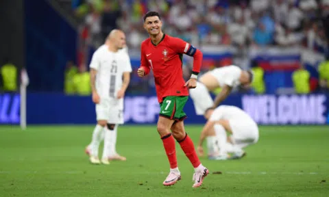 Phản ứng hài hước của Ronaldo sau khi bị trọng tài xử phũ